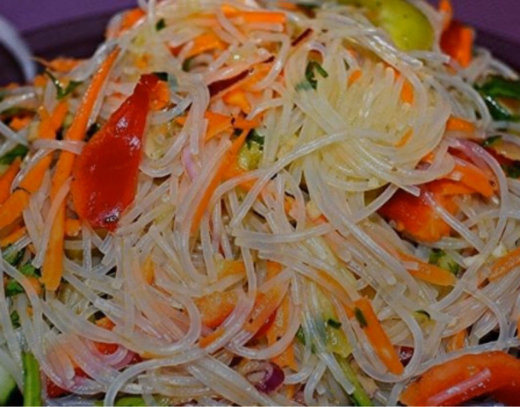 Фунчоза рецепт классический с овощами соевым соусом. Фунчоза. Салат фунчоза. Салат из фунчозы. Фунчозу с овощами.