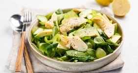 Зелёный салат с артишоками и авокадо