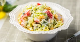 Салат с крабовыми палочками и капустой