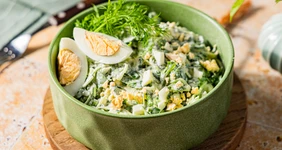Салат со щавелем и огурцами