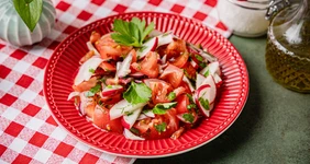 Салат с редисом, помидорами и красным луком