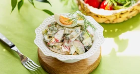 Салат с редисом, яйцом и огурцом