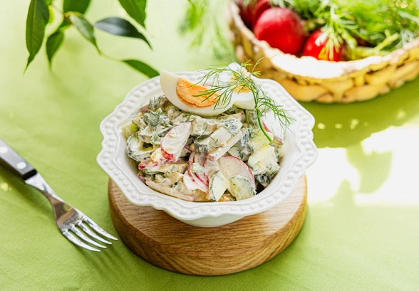 Салат с редисом, яйцом и огурцом