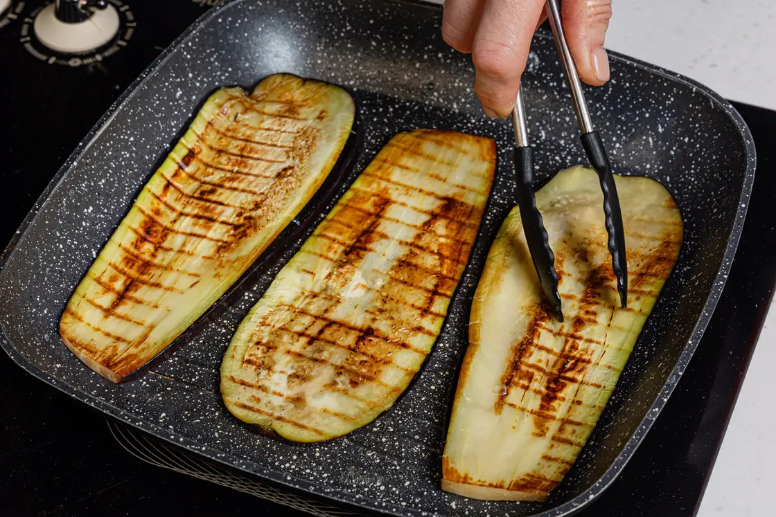 Рулетики из баклажанов с сыром и чесноком — рецепт от ВкусВилл