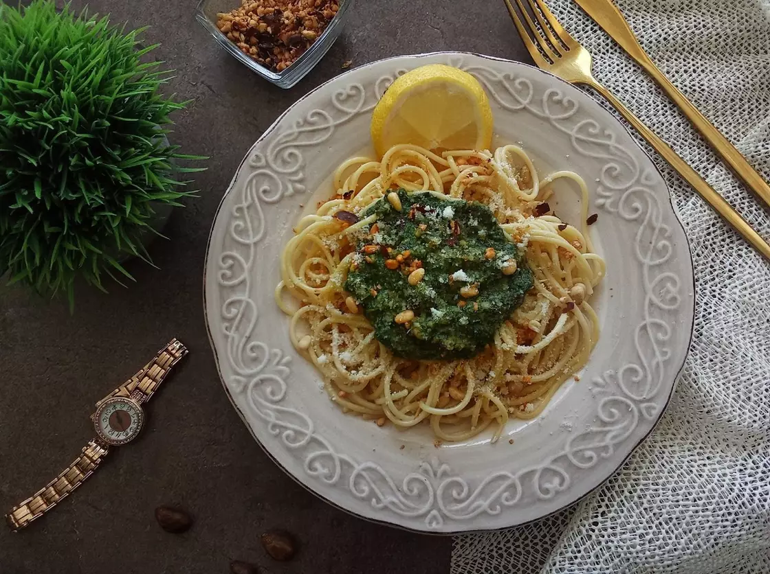 Спагетти с соусом из шпината, ядрами кедра и мушмулы