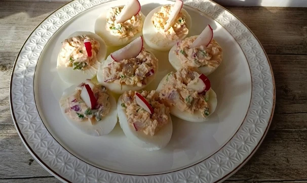 Яйца, фаршированные редисом и зелёным луком, шаг 6/6