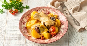 Курица в мультиварке, тушённая с картофелем и яблоком