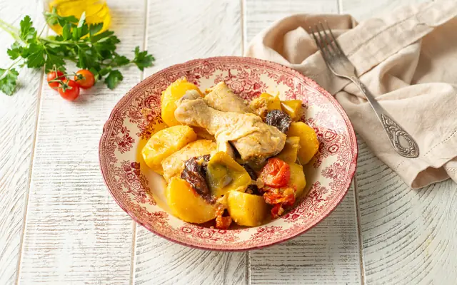 Курица в мультиварке, тушённая с картофелем и яблоком