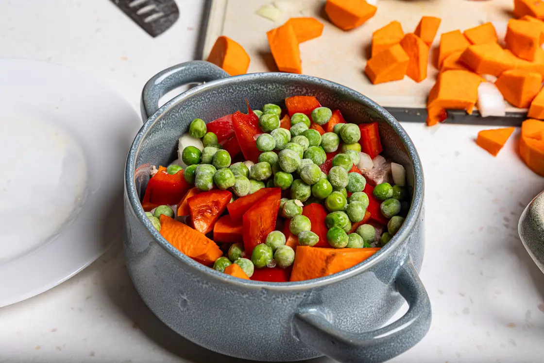 Жаркое из шашлыка с овощами в горшочках