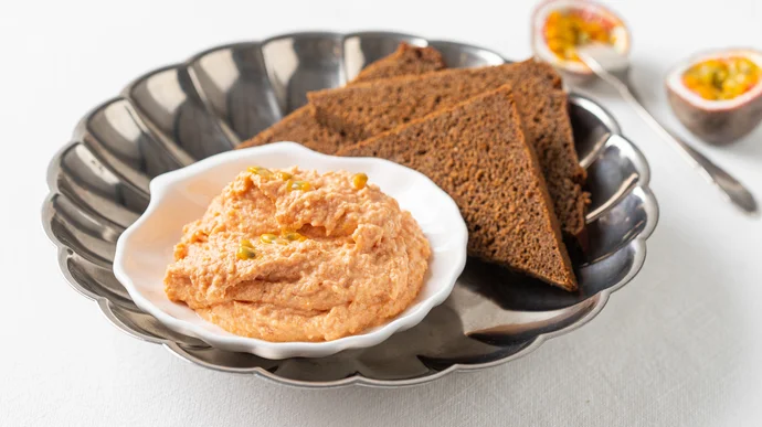 Мусс из копчёного лосося с абрикосом, маракуйей и сливками