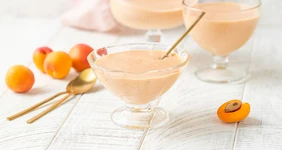 Десерт из абрикосов и маракуйи со сливками