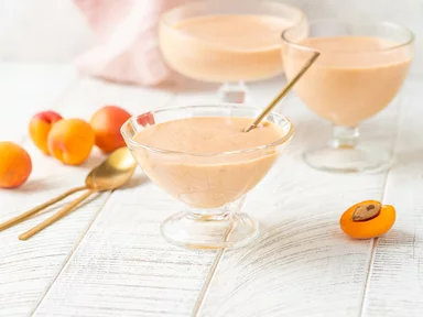 Десерт из абрикосов и маракуйи со сливками