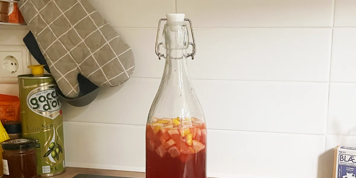 Как наш дизайнер Маша делала комбучу с лимоном, ежевикой и манго