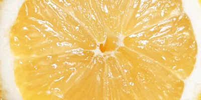 Как наш дизайнер Маша делала комбучу с лимоном, ежевикой и манго