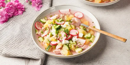 6 рецептов окрошки: классическая, на квасе и кефире, веганская и не только