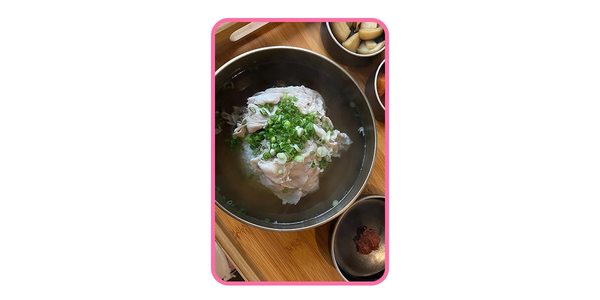 Рис в&nbsp;супе! (И с&nbsp;тонкими кусочками чёрной свинины, характерной для&nbsp;кухни острова Чеджу.) Об&nbsp;этом блюде ещё чуть позже поговорим