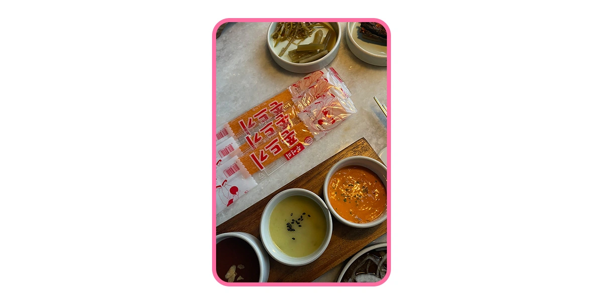 В пакетиках странного вида морковь. Её тоже готовят на&nbsp;огне, после&nbsp;чего она тянется, как жвачка