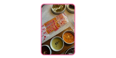 В пакетиках странного вида морковь. Её тоже готовят на&nbsp;огне, после&nbsp;чего она тянется, как жвачка