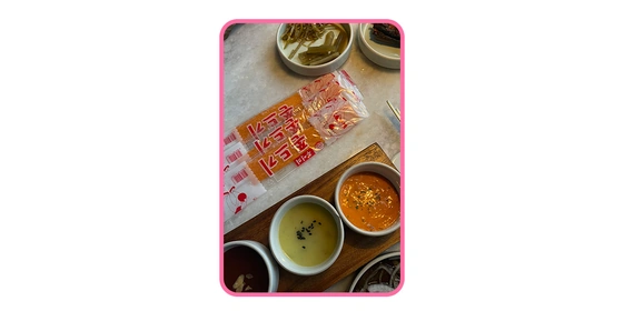 В пакетиках странного вида морковь. Её тоже готовят на&nbsp;огне, после&nbsp;чего она тянется, как жвачка