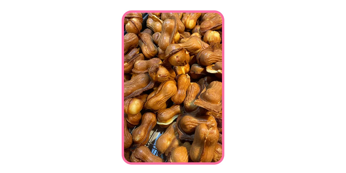 Печенье в виде орешков по рецепту острова Удо: с арахисом внутри и красной сладкой бобовой пастой. Вкусно, но продают минимум по 18 штук в пакетике. Одну порцию съел — в углеводную кому впал