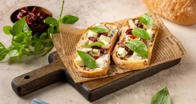 Чиабатта со сливочным мороженым и сыром с плесенью