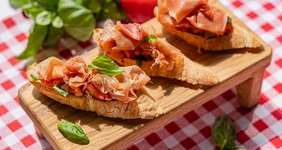 Брускетта с томатами и хамоном