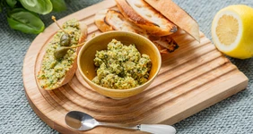 Закуска-намазка из оливок, каперсов и анчоусов