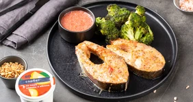 Форель, запечённая с брокколи с соусом из сорбета