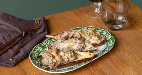 Баклажаны, запечённые с говяжьим фаршем и сыром