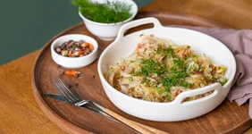 Капуста с беконом и луком