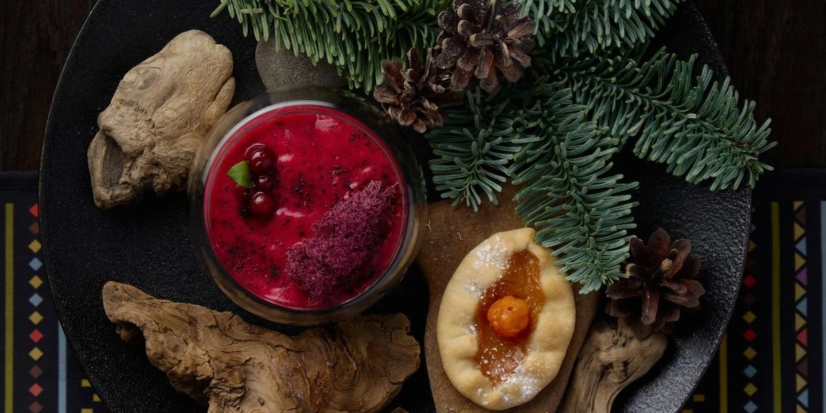 Гастрономический спектакль «Карелия». «Лес-болото»: брусничный мусс, калитка с&nbsp;морошкой © Фото «ВКарелииЕсть»