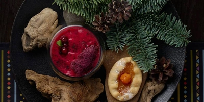 Гастрономический спектакль «Карелия». «Лес-болото»: брусничный мусс, калитка с&nbsp;морошкой © Фото «ВКарелииЕсть»