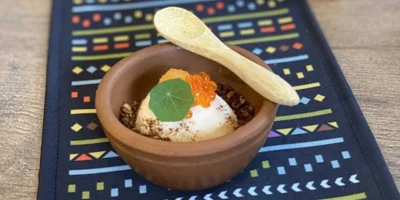 Гастрономический спектакль «Карелия». «Лодка Кижанка»: солёное мороженое с ряпушковой икрой © Фото «ВКарелииЕсть»