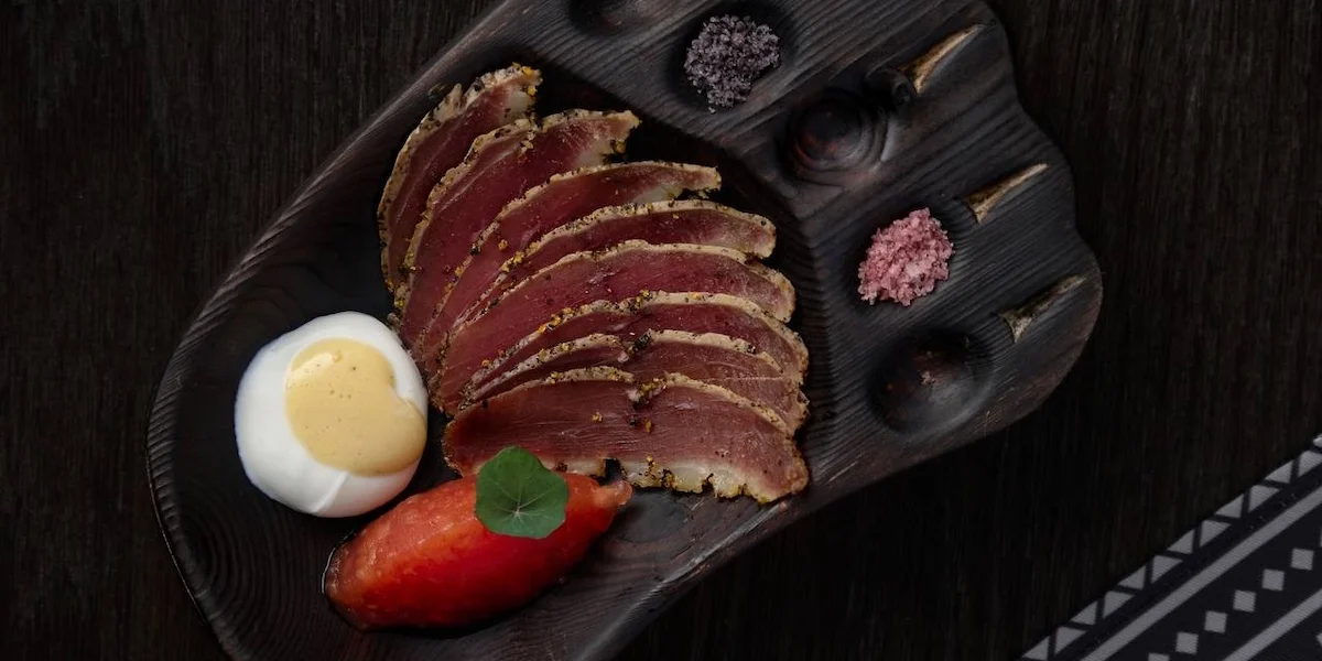 Гастрономический спектакль «Карелия». «Первая руна»: вяленая утка, можжевеловый майонез, беломорская соль © Фото «ВКарелииЕсть»