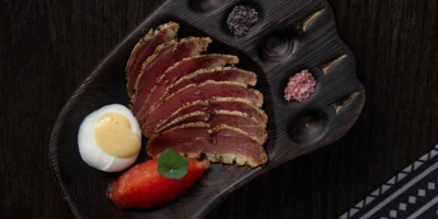 Гастрономический спектакль «Карелия». «Первая руна»: вяленая утка, можжевеловый майонез, беломорская соль © Фото «ВКарелииЕсть»