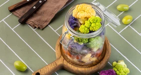 Стейк с картофелем, овощами и брусничным соусом в банке
