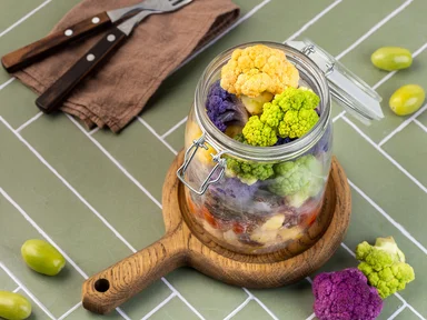 Стейк с картофелем, овощами и брусничным соусом в банке