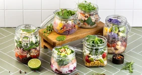 Удобный перекус: рецепты салатов в банках — с курицей, рыбой и мясом, а также овощные