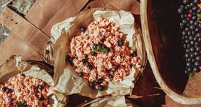 Готовим кылыкыл из нерки и ягод на костре на Халатырском пляже