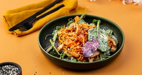 Салат с курицей и кимчи по-корейски