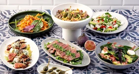 Когда хочется сытного: рецепты салатов с мясом и птицей
