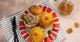Запечённая айва с творогом, изюмом и орехами