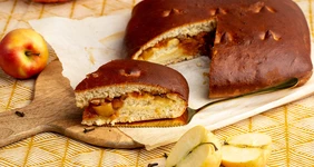 Простой пирог с тыквой и яблоками