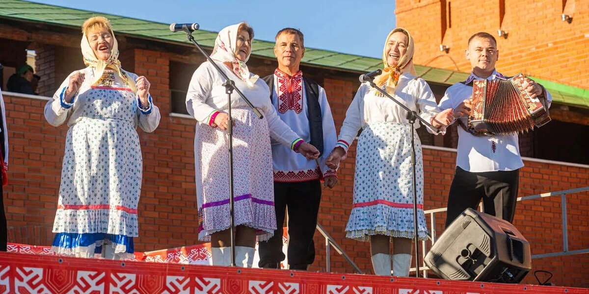 Местные артисты исполняют марийские песни © Фото Никита Луковников