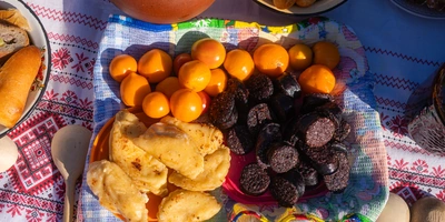 На праздничном столе — жареные подкóголи, медовые колобки «ÿячá» и&nbsp;кровяная колбаса «соктá» © Фото Никита Луковников