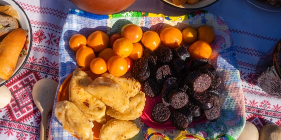 На праздничном столе — жареные подкóголи, медовые колобки «ÿячá» и&nbsp;кровяная колбаса «соктá» © Фото Никита Луковников