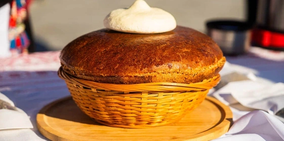 Хлеб «ки́нде» и&nbsp;творожник «туарá» © Фото Никита Луковников