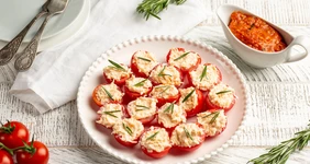 Фаршированные помидоры черри с сыром и чесноком