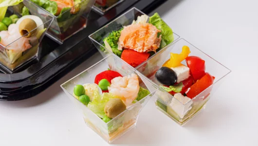 Ассорти салатов (С креветкой и горошком, Греческий, С лососем) в фуршетных стаканчиках, 15 шт