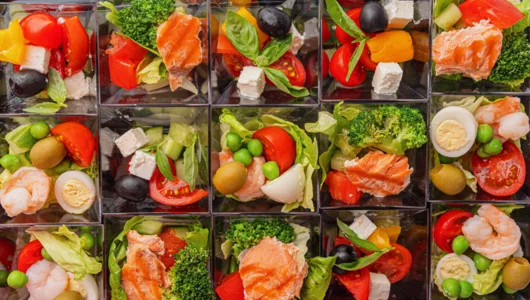 Ассорти салатов (С креветкой и горошком, Греческий, С лососем) в фуршетных стаканчиках, 15 шт